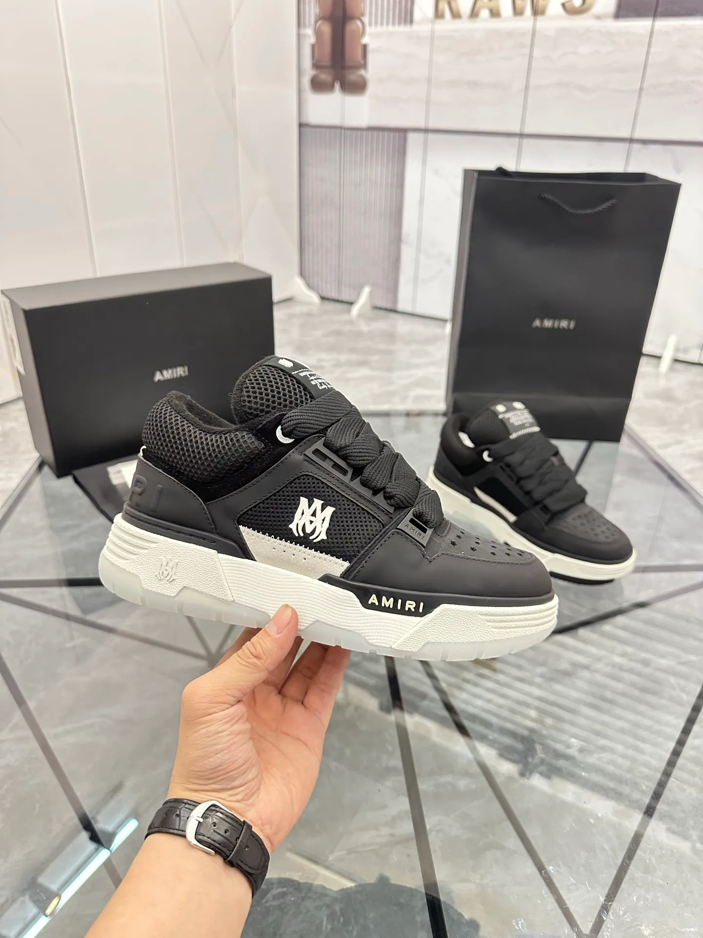 Men's shoes: 💰P720¥ Guangzhou top quality Product trademark: AMIRI* "Amir*" low-top casual shoes Regular size: 39-44 (can be customized to 45) Product materials: upper imported first-layer cowhide stitching original material, breathable lining, original outsole. Number: 525